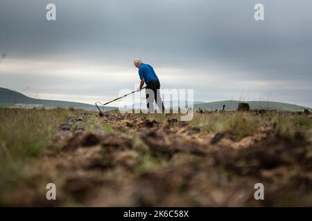 Aughness, Ballycroy, County Mayo, Irlanda, 6-28-2019. Girando il tappeto erboso nell'Irlanda del Nord-Ovest Foto Stock