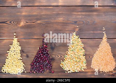 Diversi tipi di grani e cereali su un fondo di legno. Foto Stock