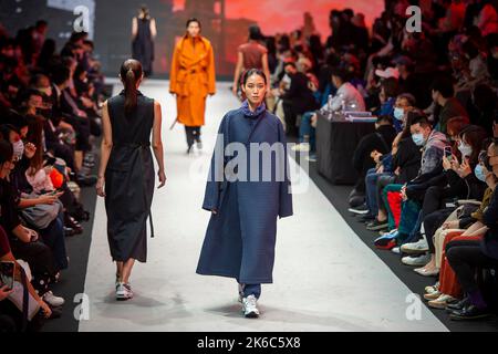 Taipei. 13th Ott 2022. I modelli presentano una „collection sostenibile fatta di vestiti riciclati durante la cerimonia del Fashion Week Designer Award a Taipei, Taiwan il 13/10/2022 di Wiktor Dabkowski Credit: dpa/Alamy Live News Foto Stock