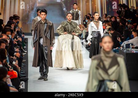 Taipei. 13th Ott 2022. I modelli presentano la collezione vincente „Century of sword di Hu Jun Cheng durante la cerimonia del Fashion Week Designer Award a Taipei, Taiwan, il 13/10/2022 di Wiktor Dabkowski Credit: dpa/Alamy Live News Foto Stock