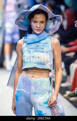 Taipei. 13th Ott 2022. I modelli presentano le creazioni di Tsai Yu Chen della collezione „The Ocean durante la cerimonia del Fashion Week Designer Award a Taipei, Taiwan, il 13/10/2022 di Wiktor Dabkowski Credit: dpa/Alamy Live News Foto Stock