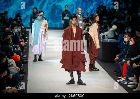 Taipei. 13th Ott 2022. I modelli presentano le creazioni di Shih Chung Yu della collezione „Aesthetic” durante la cerimonia del Fashion Week Designer Award a Taipei, Taiwan, il 13/10/2022 di Wiktor Dabkowski Credit: dpa/Alamy Live News Foto Stock