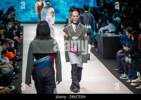 Taipei. 13th Ott 2022. I modelli presentano le creazioni di Shih Chung Yu della collezione „Aesthetic” durante la cerimonia del Fashion Week Designer Award a Taipei, Taiwan, il 13/10/2022 di Wiktor Dabkowski Credit: dpa/Alamy Live News Foto Stock