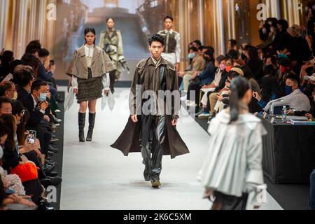 Taipei. 13th Ott 2022. I modelli presentano la collezione vincente „Century of sword di Hu Jun Cheng durante la cerimonia del Fashion Week Designer Award a Taipei, Taiwan, il 13/10/2022 di Wiktor Dabkowski Credit: dpa/Alamy Live News Foto Stock