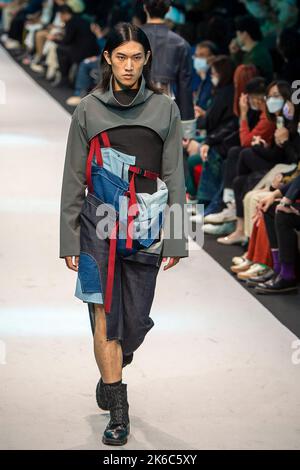 Taipei. 13th Ott 2022. I modelli presentano le creazioni di Shih Chung Yu della collezione „Aesthetic” durante la cerimonia del Fashion Week Designer Award a Taipei, Taiwan, il 13/10/2022 di Wiktor Dabkowski Credit: dpa/Alamy Live News Foto Stock