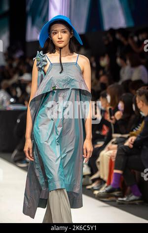 Taipei. 13th Ott 2022. I modelli presentano una „collection sostenibile fatta di vestiti riciclati durante la cerimonia del Fashion Week Designer Award a Taipei, Taiwan il 13/10/2022 di Wiktor Dabkowski Credit: dpa/Alamy Live News Foto Stock