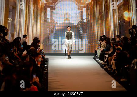 Taipei. 13th Ott 2022. I modelli presentano la collezione vincente „Century of sword di Hu Jun Cheng durante la cerimonia del Fashion Week Designer Award a Taipei, Taiwan, il 13/10/2022 di Wiktor Dabkowski Credit: dpa/Alamy Live News Foto Stock