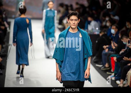 Taipei. 13th Ott 2022. I modelli presentano una „collection sostenibile fatta di vestiti riciclati durante la cerimonia del Fashion Week Designer Award a Taipei, Taiwan il 13/10/2022 di Wiktor Dabkowski Credit: dpa/Alamy Live News Foto Stock