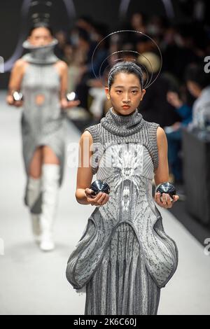 Taipei. 13th Ott 2022. I modelli presentano le creazioni di Lin Yueh Yu della collezione „The Magnetism durante la cerimonia del Fashion Week Designer Award a Taipei, Taiwan il 13/10/2022 di Wiktor Dabkowski Credit: dpa/Alamy Live News Foto Stock