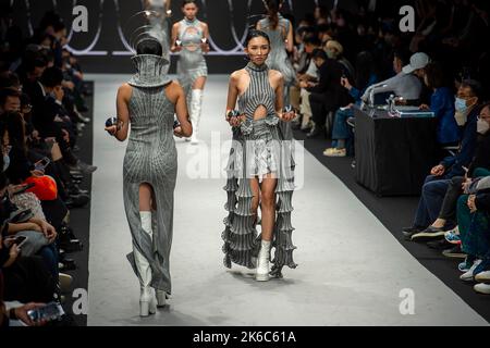 Taipei. 13th Ott 2022. I modelli presentano le creazioni di Lin Yueh Yu della collezione „The Magnetism durante la cerimonia del Fashion Week Designer Award a Taipei, Taiwan il 13/10/2022 di Wiktor Dabkowski Credit: dpa/Alamy Live News Foto Stock