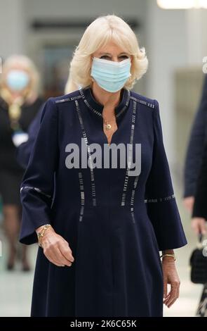 Il Queen Consort durante una visita ad un'unità di maternità presso l'ospedale Chelsea e Westminster di Londra per incontrare il principale personale di prima linea per gli abusi domestici. Il reparto maternità funge da centro chiave per le donne che subiscono abusi domestici. Data immagine: Giovedì 13 ottobre 2022. Foto Stock