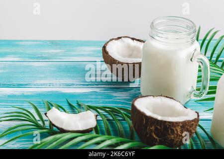 Layout creativo composto da noci di cocco e foglie tropicali. Concetto di cibo Foto Stock