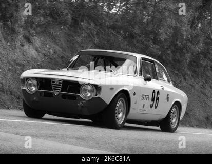 PESARO - ITALIA - OTT 09 - 2022 : rally di vetture classiche ALFA ROMEO GT JUNIOR IN GARA nella COPPA pesaro Foto Stock