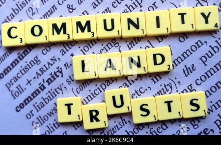 Community Land Trusts, CLT, veicoli per lo sviluppo di nuove case, in Inghilterra, Regno Unito - scritto in lettere Scrabble Foto Stock