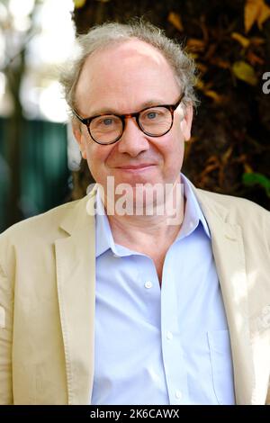 Cheltenham, Gloucestershire, Regno Unito – Giovedì 13th Ottobre 2022 – l'autore ben Macintyre partecipa al Cheltenham Literature Festival per parlare del suo ultimo libro Colditz - il Festival si svolge fino a domenica 16th Ottobre 2022. Foto Steven Maggio / Alamy Live News Foto Stock