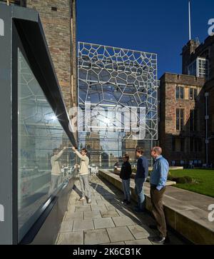 Visualizza con studenti e professori che lavorano una formula. Università di Bristol: Fry Building, Bristol, Regno Unito. Architetto: Wilkinson Eyre Architetti Foto Stock