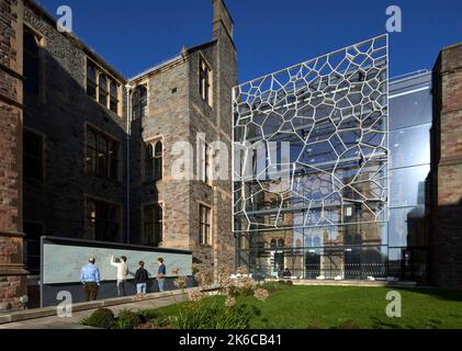 Cortile con studenti e professore. Università di Bristol: Fry Building, Bristol, Regno Unito. Architetto: Wilkinson Eyre Architects, 2020. Foto Stock