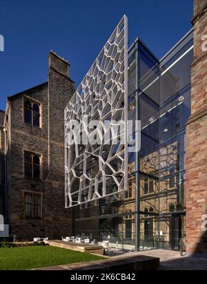 Vista laterale dell'ingresso con schermo. Università di Bristol: Fry Building, Bristol, Regno Unito. Architetto: Wilkinson Eyre Architects, 2020. Foto Stock