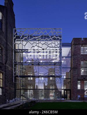 Cortile al crepuscolo. Università di Bristol: Fry Building, Bristol, Regno Unito. Architetto: Wilkinson Eyre Architects, 2020. Foto Stock