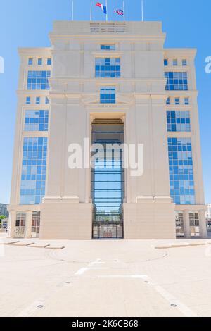 Edificio dell'Occitanie Regional Hotel a Montpellier, Francia, sulle rive del fiume Lez. Foto Stock