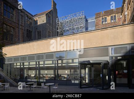 Cortile inferiore. Università di Bristol: Fry Building, Bristol, Regno Unito. Architetto: Wilkinson Eyre Architects, 2020. Foto Stock