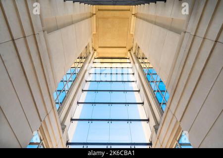 Edificio dell'Occitanie Regional Hotel a Montpellier, Francia, sulle rive del fiume Lez. Foto Stock