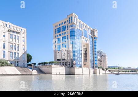 Edificio dell'Occitanie Regional Hotel a Montpellier, Francia, sulle rive del fiume Lez. Foto Stock