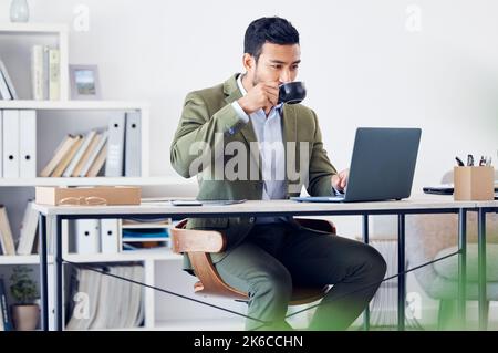 Ufficio come. Un bel giovane uomo d'affari che lavora alla sua scrivania in ufficio. Foto Stock