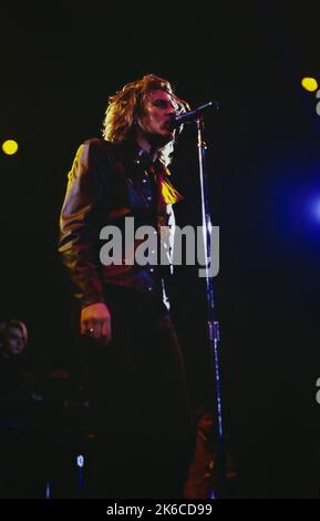 Simon le Bon, cantante dei Duran Duran, sul palco a Milano nel 1987 Foto Stock