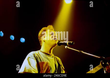 UB40 il cantante Ali Campbell sul palco a Roma 1989 Foto Stock