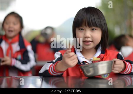 Pechino, provincia cinese di Guizhou. 12th Ott 2021. Gli studenti hanno una dieta nutriente in una scuola nella contea di Suiyang, provincia di Guizhou, nel sud-ovest della Cina, 12 ottobre 2021. Credit: Yang Ying/Xinhua/Alamy Live News Foto Stock