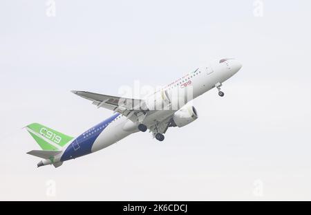 Pechino, Cina. 18th luglio, 2022. La foto scattata il 18 luglio 2022 mostra un volo di prova di C919, il primo grande jetliner locale della Cina, nella contea di Pucheng, nella provincia Shaanxi del nord-ovest della Cina. Credit: Ding Ting/Xinhua/Alamy Live News Foto Stock