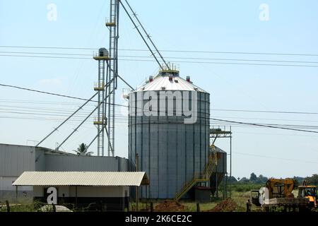 cruz das almas, bahia, brasile - 8 ottobre 2022: Serbatoio di stoccaggio per il grano raccolto in una zona rurale di ​​Bahia. Foto Stock