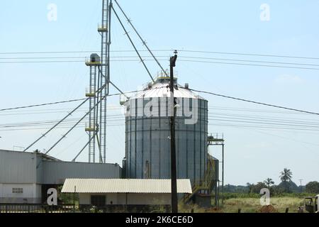 cruz das almas, bahia, brasile - 8 ottobre 2022: Serbatoio di stoccaggio per il grano raccolto in una zona rurale di ​​Bahia. Foto Stock