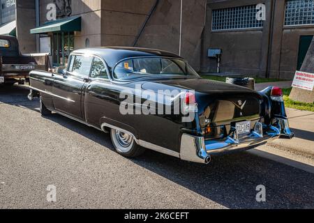 Falcon Heights, MN - 19 giugno 2022: Vista dall'alto dell'angolo posteriore di una Cadillac Series 62 Coupe de Ville del 1954 in occasione di una fiera automobilistica locale. Foto Stock