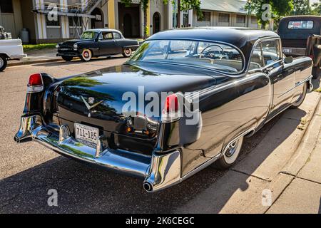 Falcon Heights, MN - 19 giugno 2022: Vista dall'alto dell'angolo posteriore di una Cadillac Series 62 Coupe de Ville del 1954 in occasione di una fiera automobilistica locale. Foto Stock