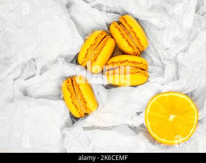 Amaretti gialli agli agrumi e una fetta di un taglio fresco limone Foto Stock