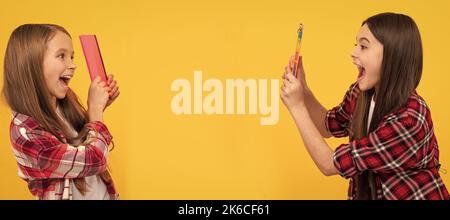 Amici delle ragazze della scuola. Ragazzi felici in camicia casual a scacchi divertirsi con i taccuini, scuola. Banner di studentessa scolastica. Scuola bambino allievo Foto Stock