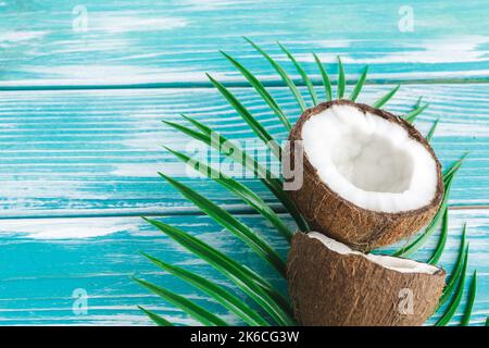 Layout creativo composto da noci di cocco e foglie tropicali. Concetto di cibo Foto Stock