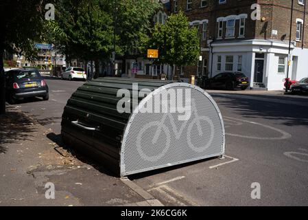 Una stazione di hangar per biciclette a Highbury islington London UK. Foto Stock