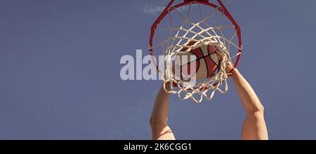 vista dall'alto del giocatore di basket getta la palla nel cerchio all'aperto, motivazione. Design poster orizzontale. Intestazione banner Web, spazio di copia. Foto Stock