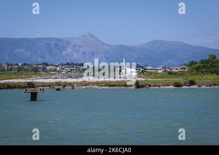 ATR 42-500 della compagnia aerea Sky Express sull'aeroporto internazionale di Corfù nella città di Corfù, sull'isola di Corfù, Isole IONIE, Grecia Foto Stock