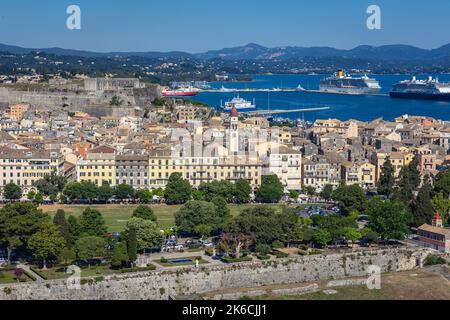 Vista aerea dalla vecchia fortezza veneziana nella città di Corfù su un'isola greca di Corfù, la nuova fortezza sullo sfondo Foto Stock