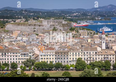 Vista aerea dalla vecchia fortezza veneziana nella città di Corfù su un'isola greca di Corfù, la nuova fortezza sullo sfondo Foto Stock