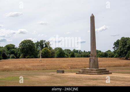 L'obelisco di Philae alto nove metri che originariamente sorgeva all'ingresso del Tempio di Iside sull'isola sacra di Philae in Egitto Foto Stock