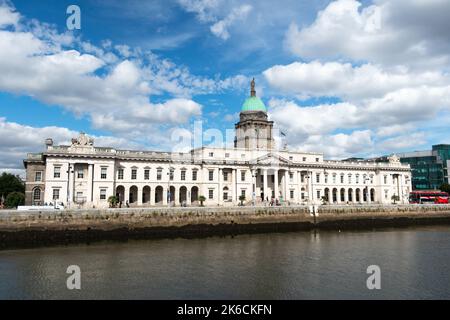 Custom House sulla banchina di Dublino Irleland. L'edificio neoclassico Custom House è stato progettato dall'architetto inglese James Gandon Foto Stock