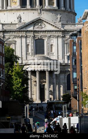 Teleobiettivo, primo piano dell'ingresso sud della cattedrale di San Paolo, visto dal ponte del millennio che mostra colonne e camminate pubbliche. Foto Stock