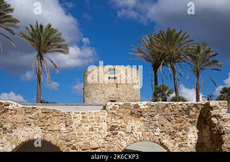 Le pareti e la torre di fortificazione di Alghero, Sardegna, Italia Foto Stock
