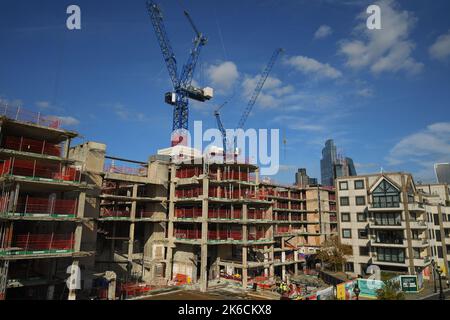 Un cantiere di costruzione del Millennium Bridge per un nuovo complesso di uffici sostenibile vicino al fiume Tamigi e alla Cattedrale di St. Pauls Londra. Foto Stock
