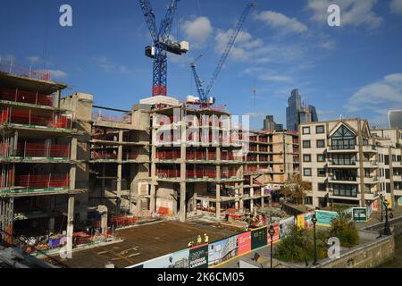 Un cantiere di costruzione del Millennium Bridge per un nuovo complesso di uffici sostenibile vicino al fiume Tamigi e alla Cattedrale di St. Pauls Londra. Foto Stock